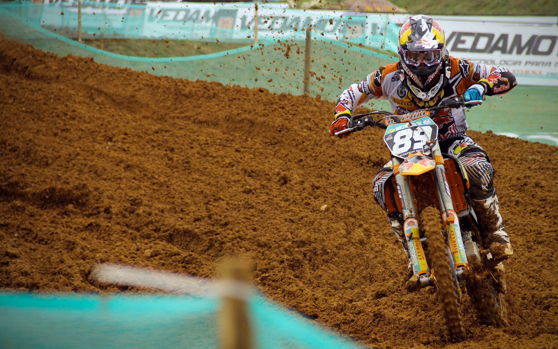 开云体育世界杯-F1年度争冠焦点战，AC米兰爆冷哥斯达黎加，当赛道轰鸣遇上绿茵惊雷